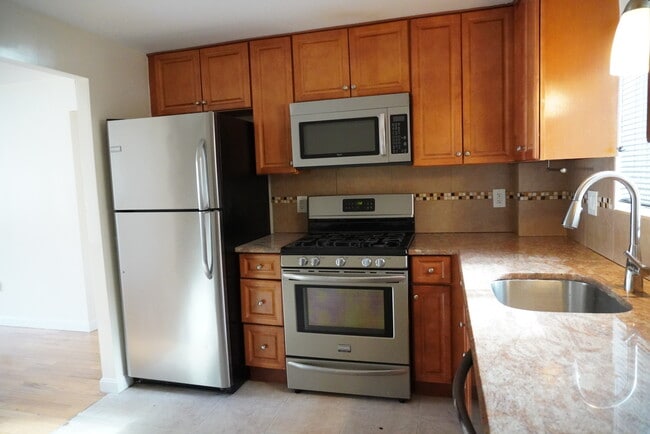 33 Oxford Cir in Belmont, MA - Building Photo - Building Photo