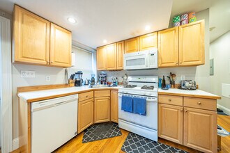 1720 Beacon St, Unit 1 in Brookline, MA - Foto de edificio - Building Photo