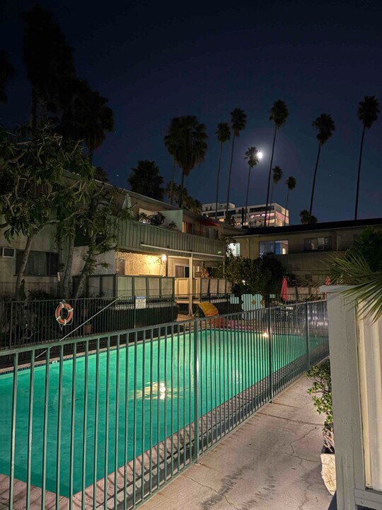 7254 Hollywood Blvd in Los Angeles, CA - Building Photo