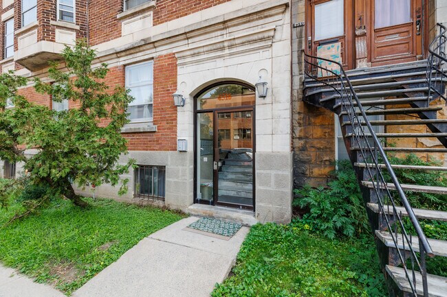4516 Sainte-Catherine Rue O in Westmount, QC - Building Photo - Building Photo