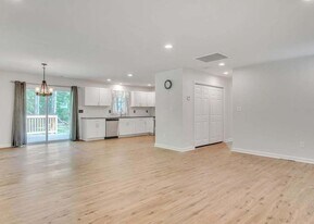 30 Azalea Way in Colonial Beach, VA - Building Photo