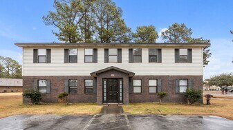 100 Ravenwood Dr in Jacksonville, NC - Building Photo