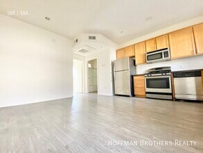 251 Robinson St, Unit 105 in Los Angeles, CA - Foto de edificio - Building Photo