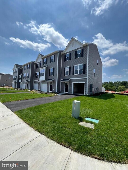 38 Barnes Wy in Gloucester Township, NJ - Building Photo