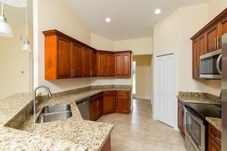 1350 SW Hunnicut Ave in Port St. Lucie, FL - Foto de edificio - Building Photo