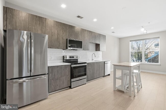 property at 989 S Buchanan St