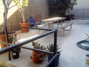 1818 N New Hampshire Ave, Unit 204A in Los Angeles, CA - Building Photo - Building Photo