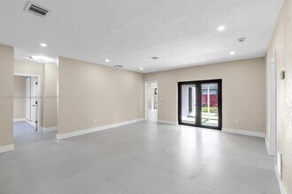 9300 Marine Dr in Cutler Bay, FL - Building Photo - Building Photo