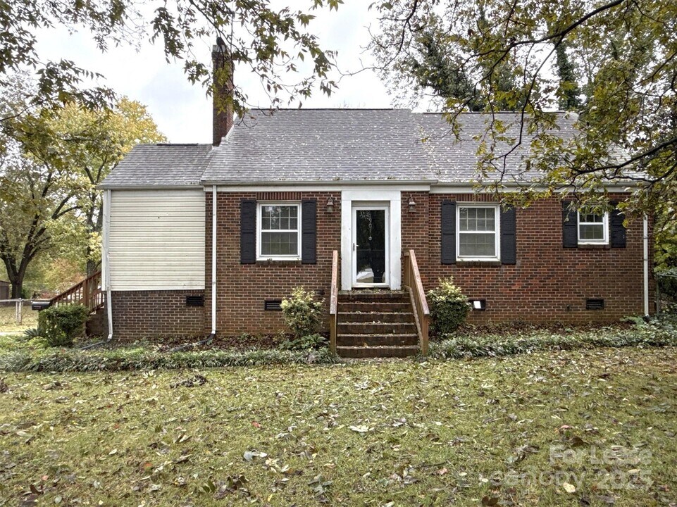 1901 Armstrong Park Dr in Gastonia, NC - Building Photo