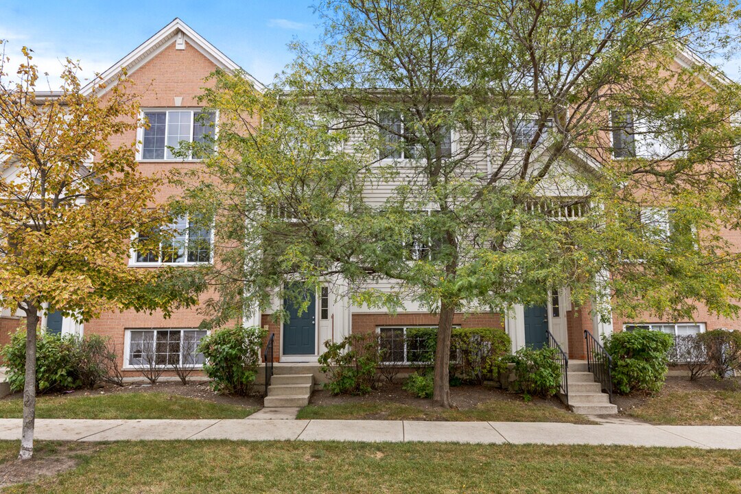 726 Hanbury Dr in Des Plaines, IL - Foto de edificio