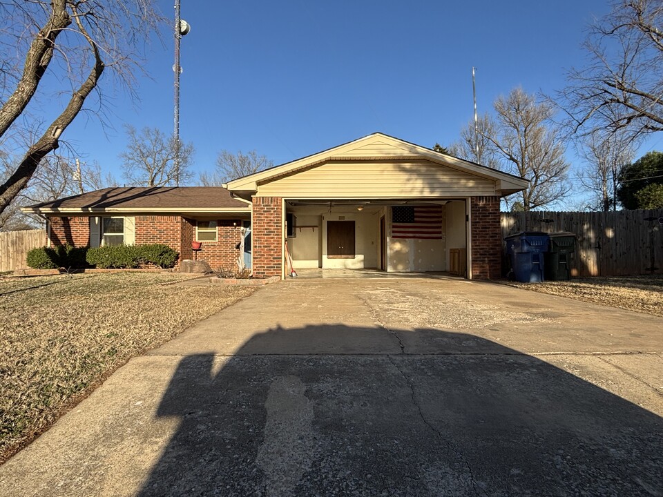 147 Orchard Dr in Chickasha, OK - Building Photo