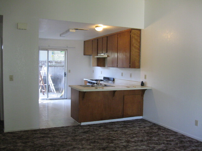 1416 N Liberty St in Visalia, CA - Foto de edificio - Building Photo