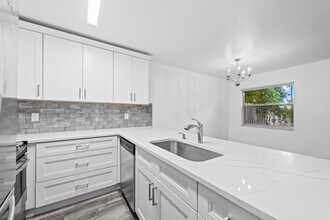 822 Crystal Lake Dr in Pompano Beach, FL - Building Photo - Building Photo