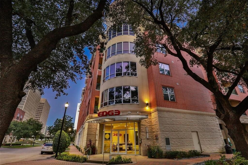 300 St Joseph Pkwy in Houston, TX - Building Photo