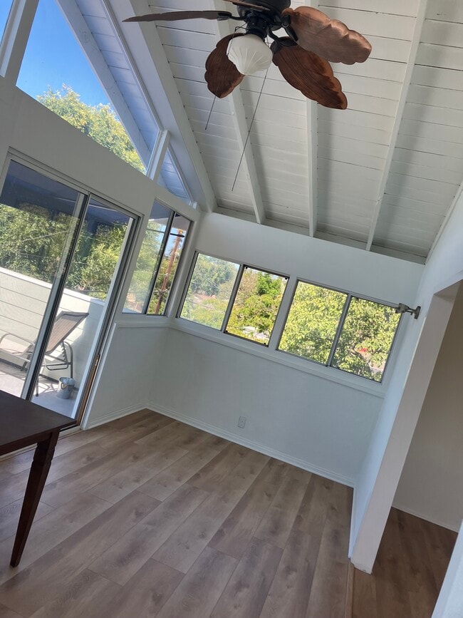 3067 Lucinda Ln, Unit Upstairs Duplex