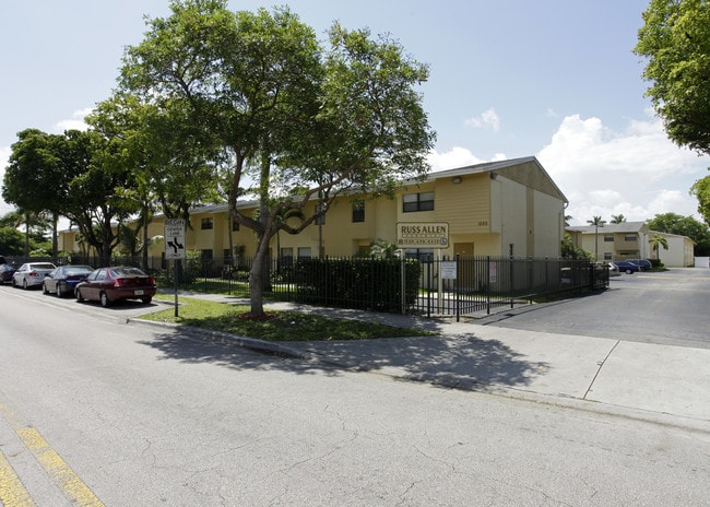 Legacy Russ Allen in Hialeah, FL - Foto de edificio - Building Photo