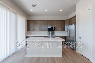 6041 E Valley Way in Cave Creek, AZ - Building Photo - Building Photo
