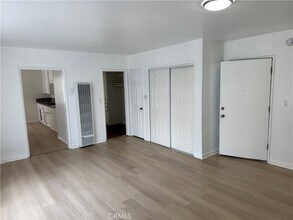 749 S Berendo St, Unit 5 in Los Angeles, CA - Foto de edificio - Building Photo