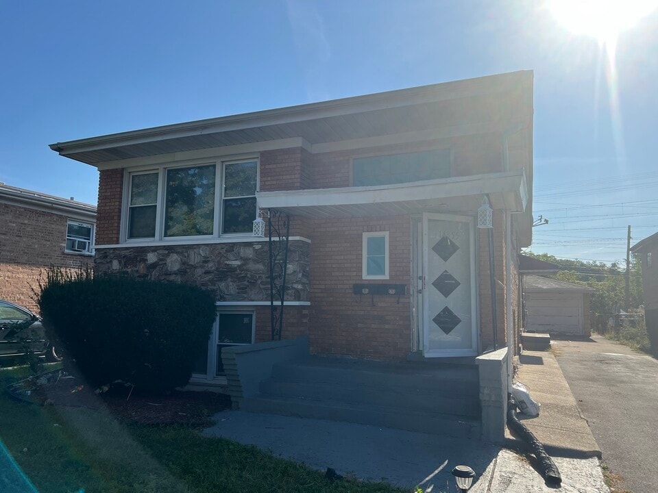 14355 Park Ave in Harvey, IL - Foto de edificio