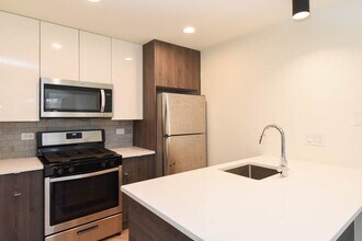 949 W Grace St, Unit 101J in Chicago, IL - Building Photo - Building Photo