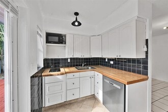 1021 NE 2nd St, Unit 3 in Fort Lauderdale, FL - Foto de edificio - Building Photo