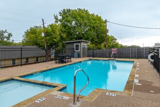 Crestwood Apartments in Azle, TX - Foto de edificio - Building Photo