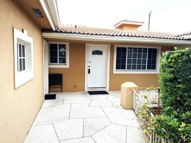 551 SE 15th St in Pompano Beach, FL - Building Photo - Building Photo