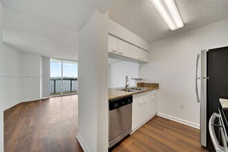 1756 N Bayshore Dr, Unit 14A in Miami, FL - Building Photo - Building Photo