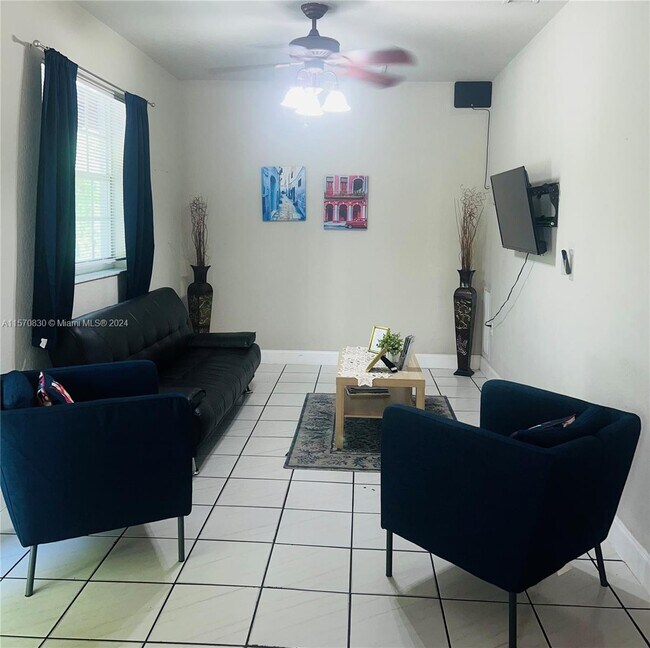 2525 NW 33rd St-Unit -3 in Miami, FL - Foto de edificio - Building Photo