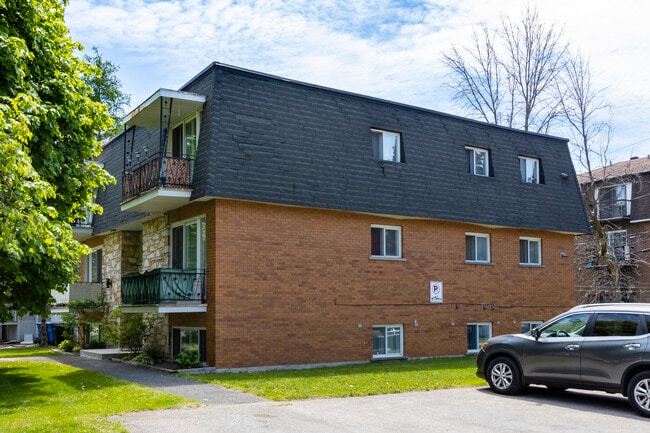 1701 De Cambrai in St-Bruno-de-Montarville, QC - Building Photo - Building Photo