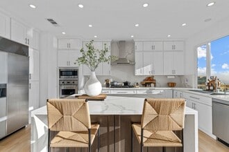 2019 Sunset Plaza Dr in Los Angeles, CA - Building Photo - Building Photo