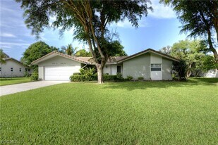 5652 Eichen Cir in Ft. Myers, FL - Building Photo