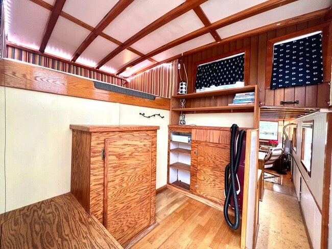 2143 N Northlake Way in Seattle, WA - Building Photo - Building Photo