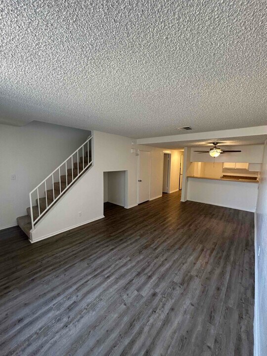 43711 Challenger Way in Lancaster, CA - Building Photo