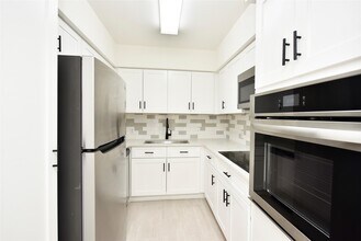 2600 Bellefontaine in Houston, TX - Building Photo - Building Photo