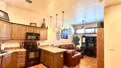 2450 S White Mountain Rd in Show Low, AZ - Foto de edificio - Building Photo