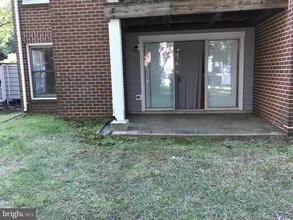 7598 Lakeside Village Dr-Unit -L in Falls Church, VA - Foto de edificio - Building Photo