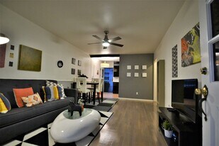 12423 Chandler Blvd in Los Angeles, CA - Building Photo