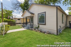 1906 Montezuma St in San Antonio, TX - Building Photo - Building Photo