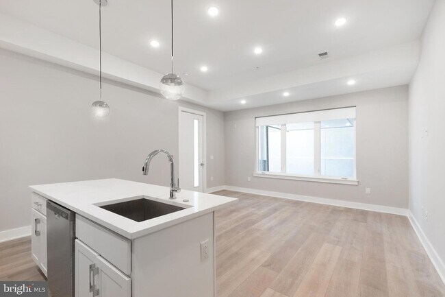 52 W Washington Ln, Unit 100 in Philadelphia, PA - Building Photo - Building Photo
