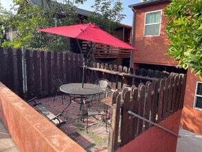 955 Hyperion Ave in Los Angeles, CA - Building Photo - Building Photo