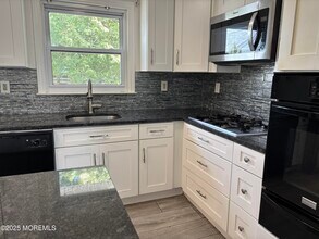 217 Elmwood Rd in Ocean Township, NJ - Foto de edificio - Building Photo
