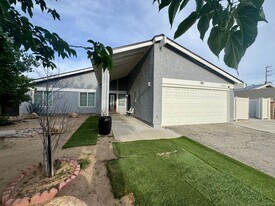 42810 Yew St in Lancaster, CA - Building Photo