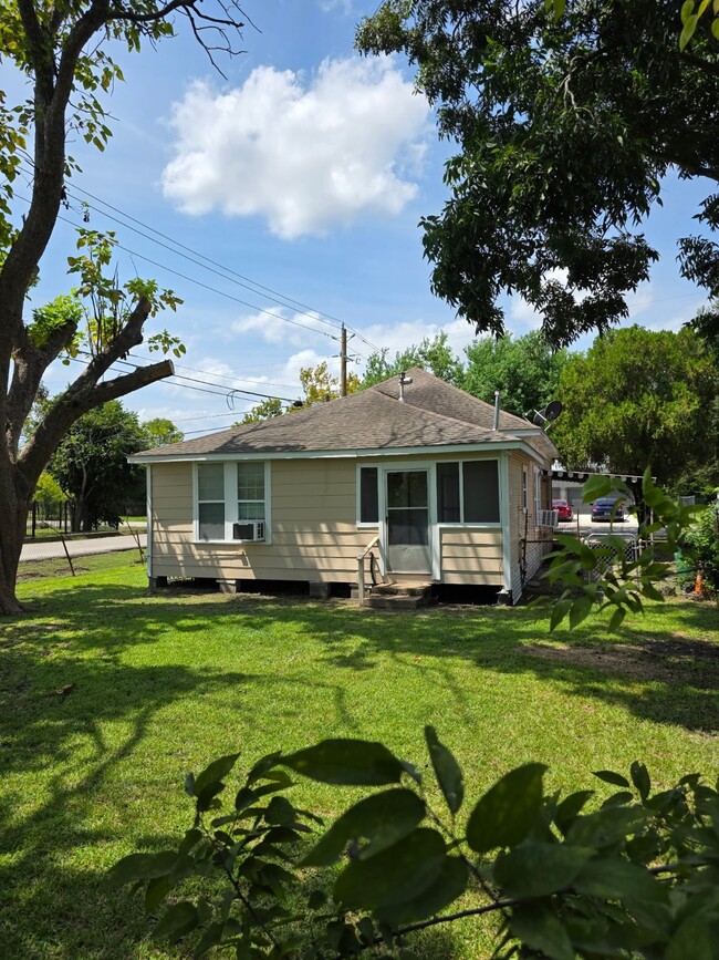 8133 Brandon St in Houston, TX - Building Photo - Building Photo