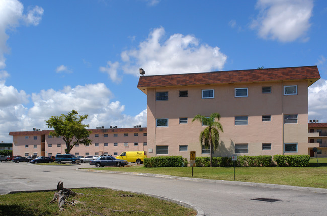 Caravel Arms in Lauderdale Lakes, FL - Building Photo - Building Photo