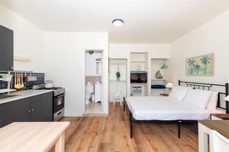 709 NE 2nd Ct in Hallandale Beach, FL - Building Photo - Building Photo