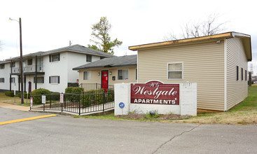 Channing Apartments East in Huntsville, AL - Foto de edificio - Building Photo