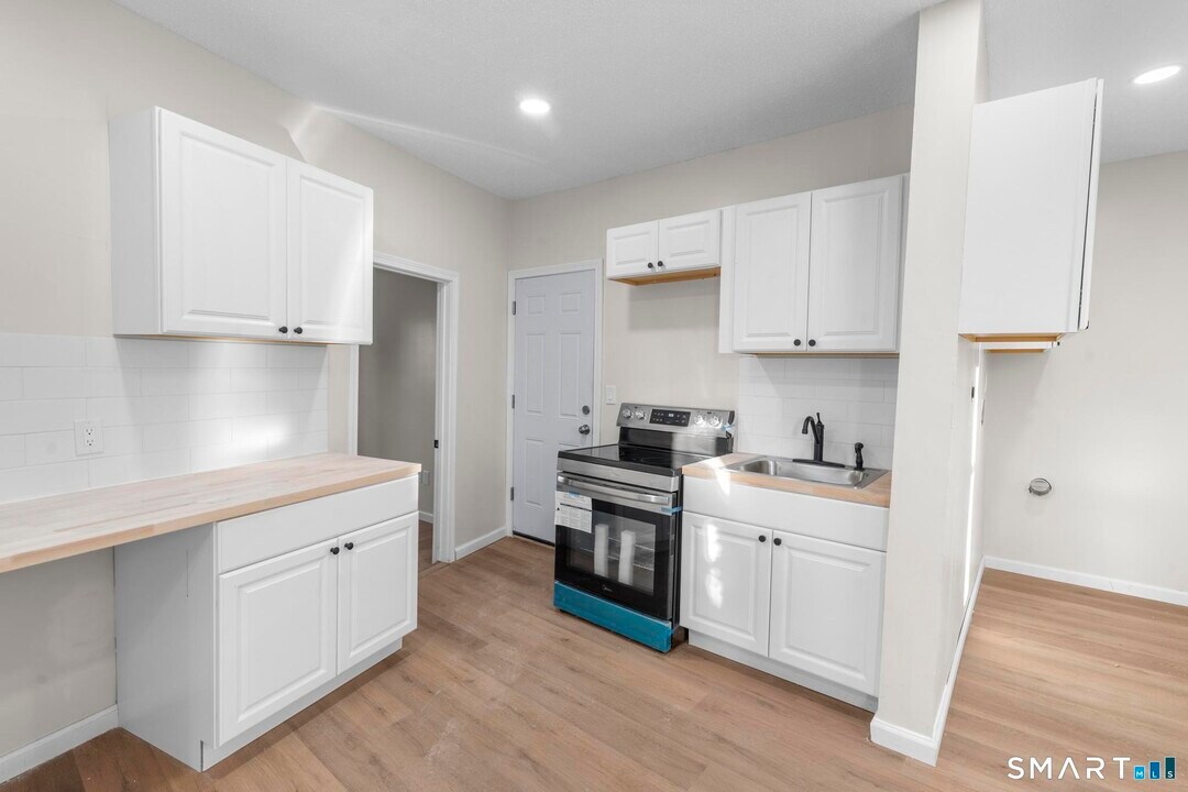 26 Mc Lean St in Hartford, CT - Building Photo