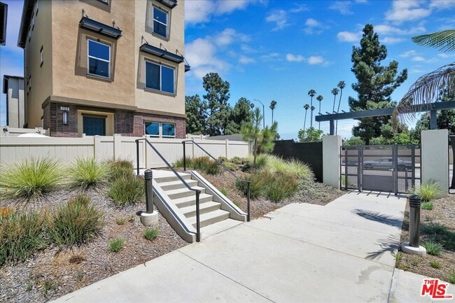 725 Daniel Freeman Cir in Inglewood, CA - Building Photo - Building Photo