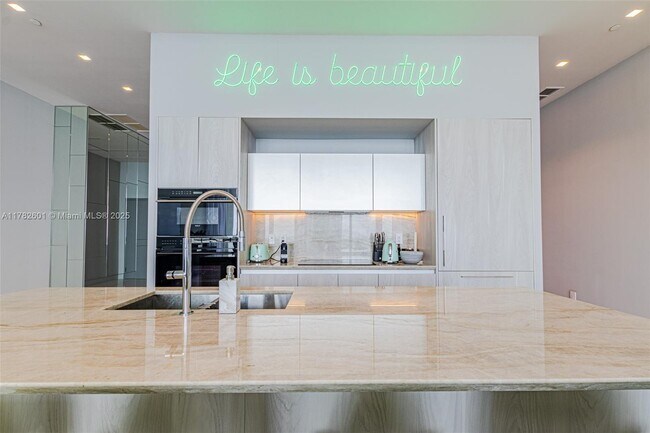 480 NE 31st St, Unit PH502 in Miami, FL - Foto de edificio - Building Photo